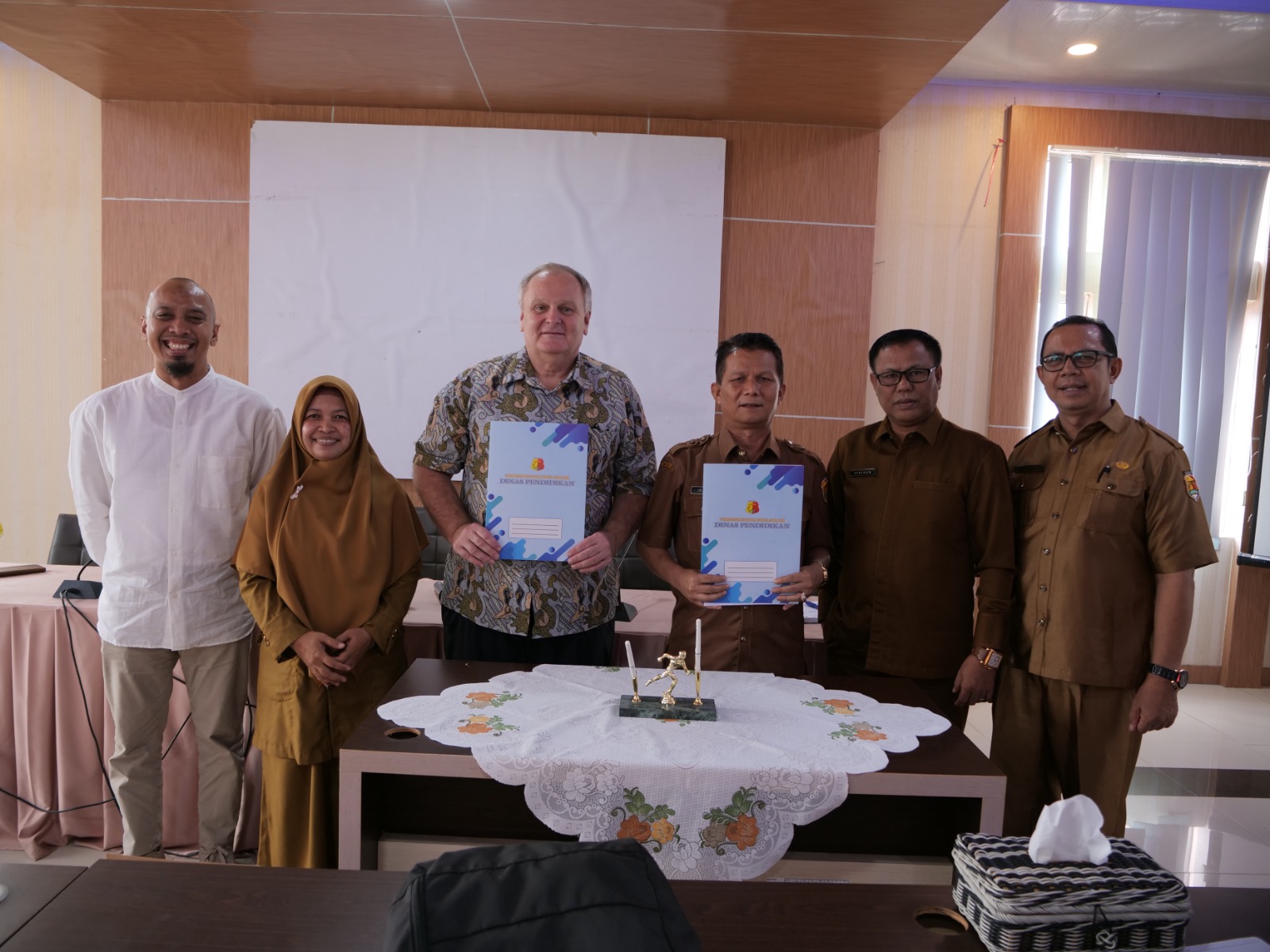 Organisasi Prestasi Junior Indonesia (PJI) yang dipimpin Mr.Robert Gardiner kunjungi Dinas Pendidikan Kota Solok , Senin (15/01/24).